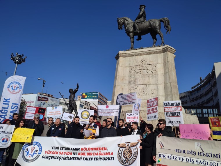 Atanamayan Sağlıkçılar Ankara Ulus Meydanında Basın Açıklaması Yaptı